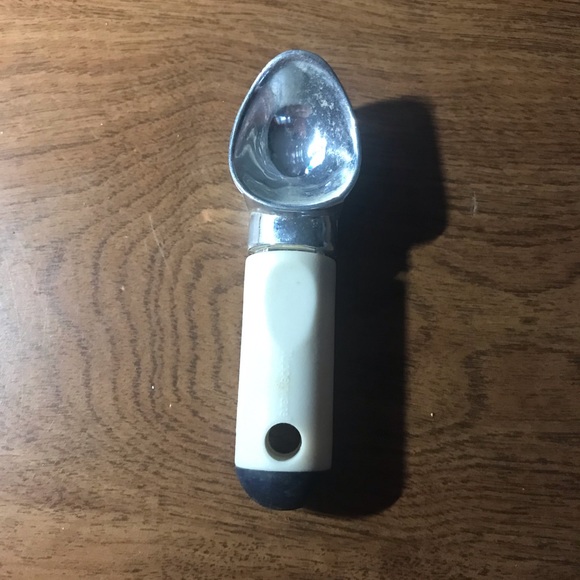 Tiny Tupperware ice cream scoop magnet - Picture 1 of 3